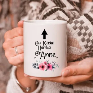 Bu Kadın  Harika Bir Anne Hediye Beyaz Kupa Bardak